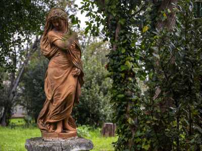 Costeggiata la residenza continuiamo con l�esplorazione tra palme e aiuole, incontrando anche altre due belle statue femminili...